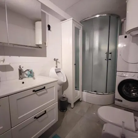 2 Bedroom Sleeps 4 -free Parking -garden *