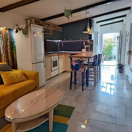 2 Bedroom Sleeps 4 -free Parking -garden * 扎达尔